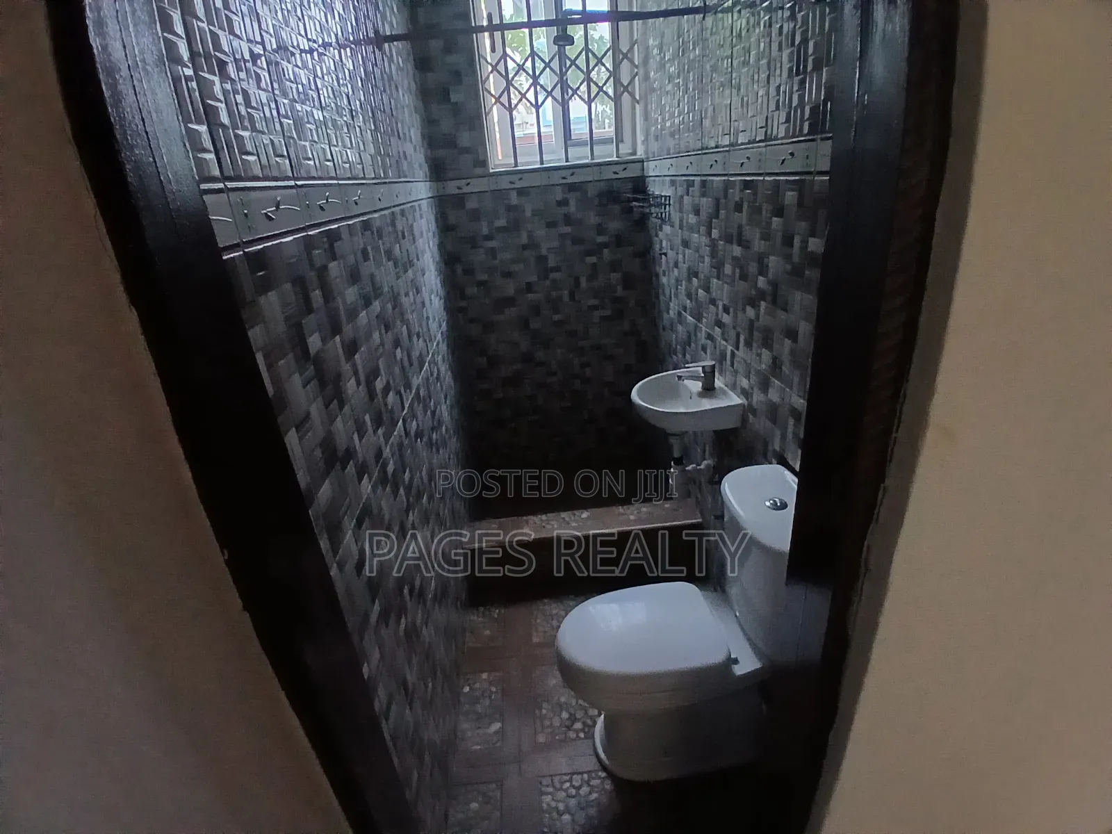 2bdrm Apartment in Agbogba Nyaho Rd, School Park Area for rent