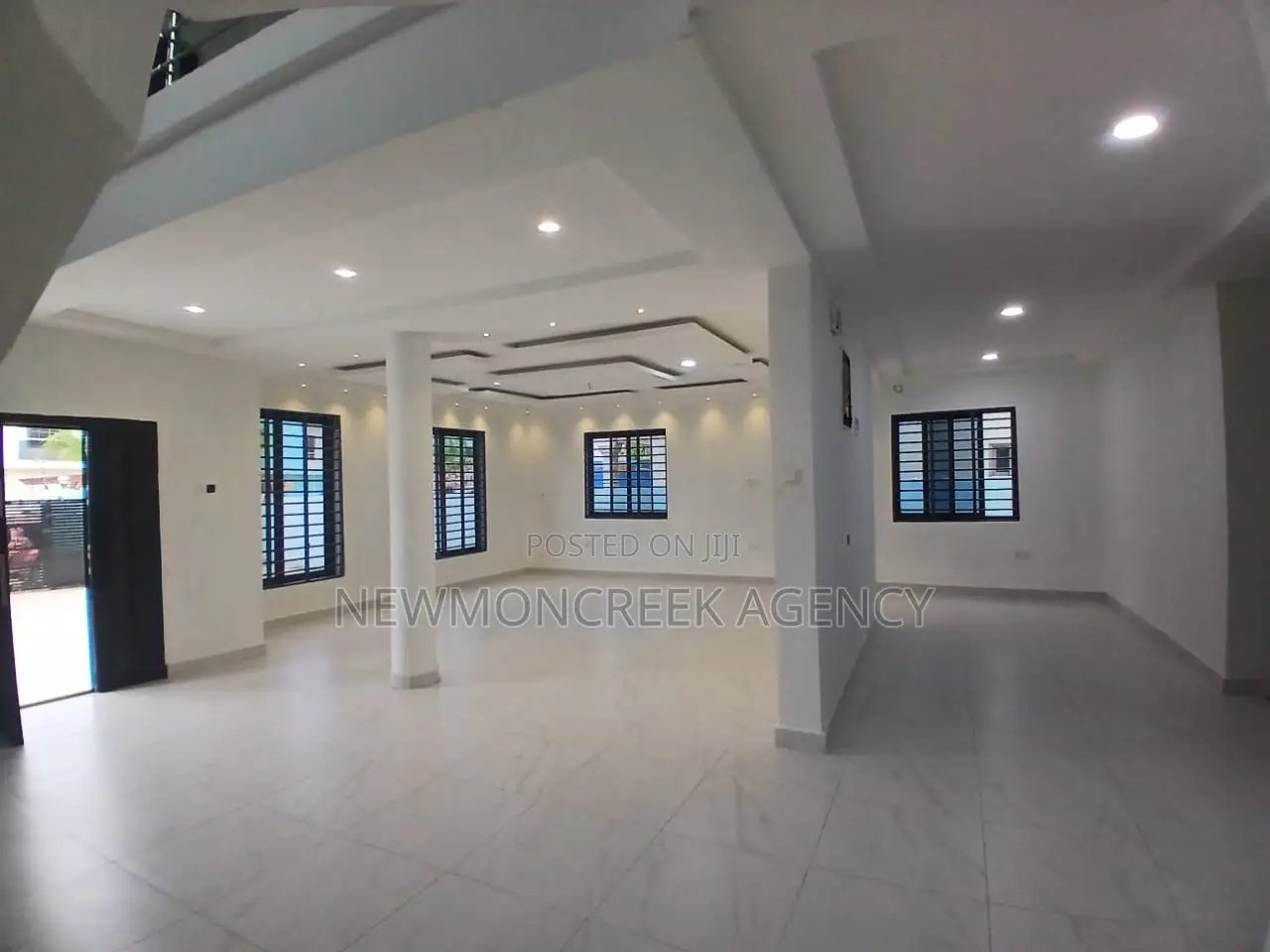 5bdrm Duplex in With Swimming Pool., Lake Side Estate for sale