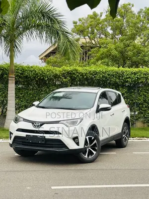 Toyota RAV4 LE AWD 2019 White
