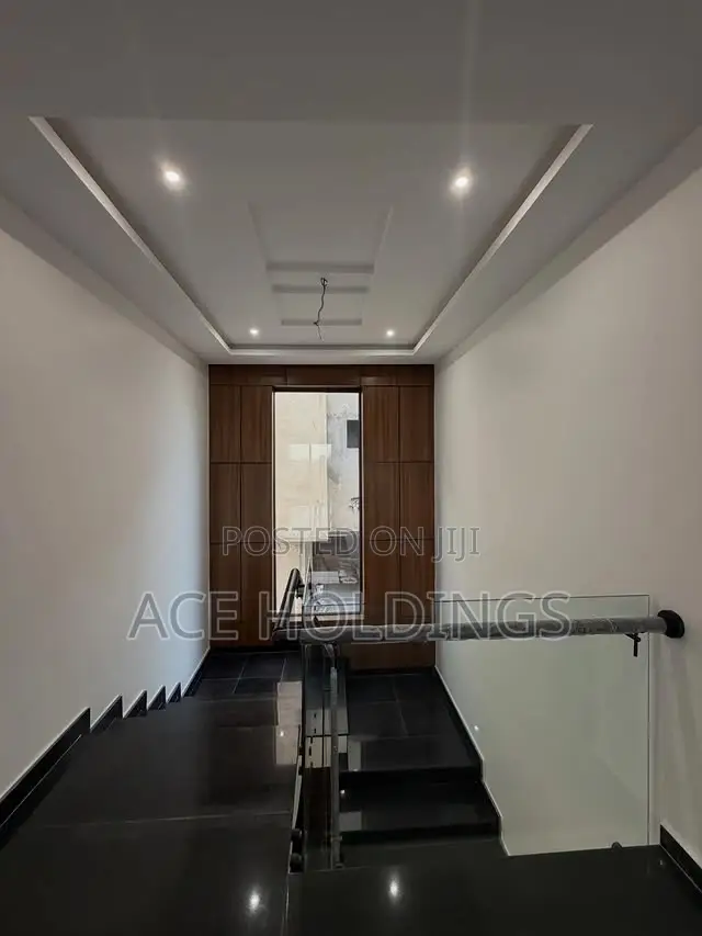 5bdrm Mansion in East Legon for sale