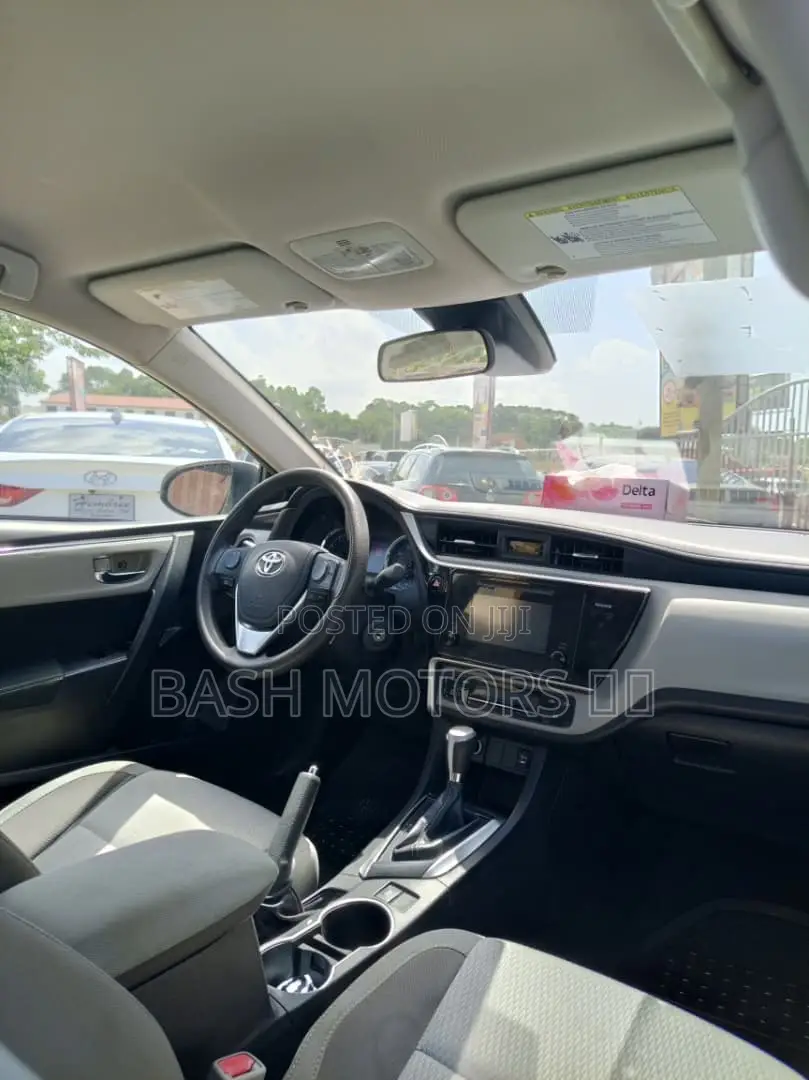 Toyota Corolla LE 4dr Sedan (1.8L 4cyl CVT) 2017 White