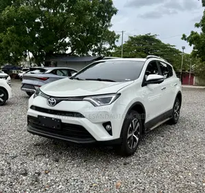 Toyota RAV4 LE 4dr SUV (2.5L 4cyl 6A) 2018 White