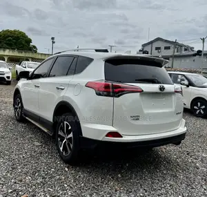 Toyota RAV4 LE 4dr SUV (2.5L 4cyl 6A) 2018 White