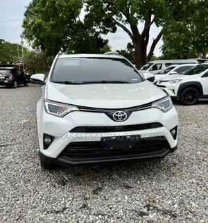 Toyota RAV4 LE 4dr SUV (2.5L 4cyl 6A) 2018 White