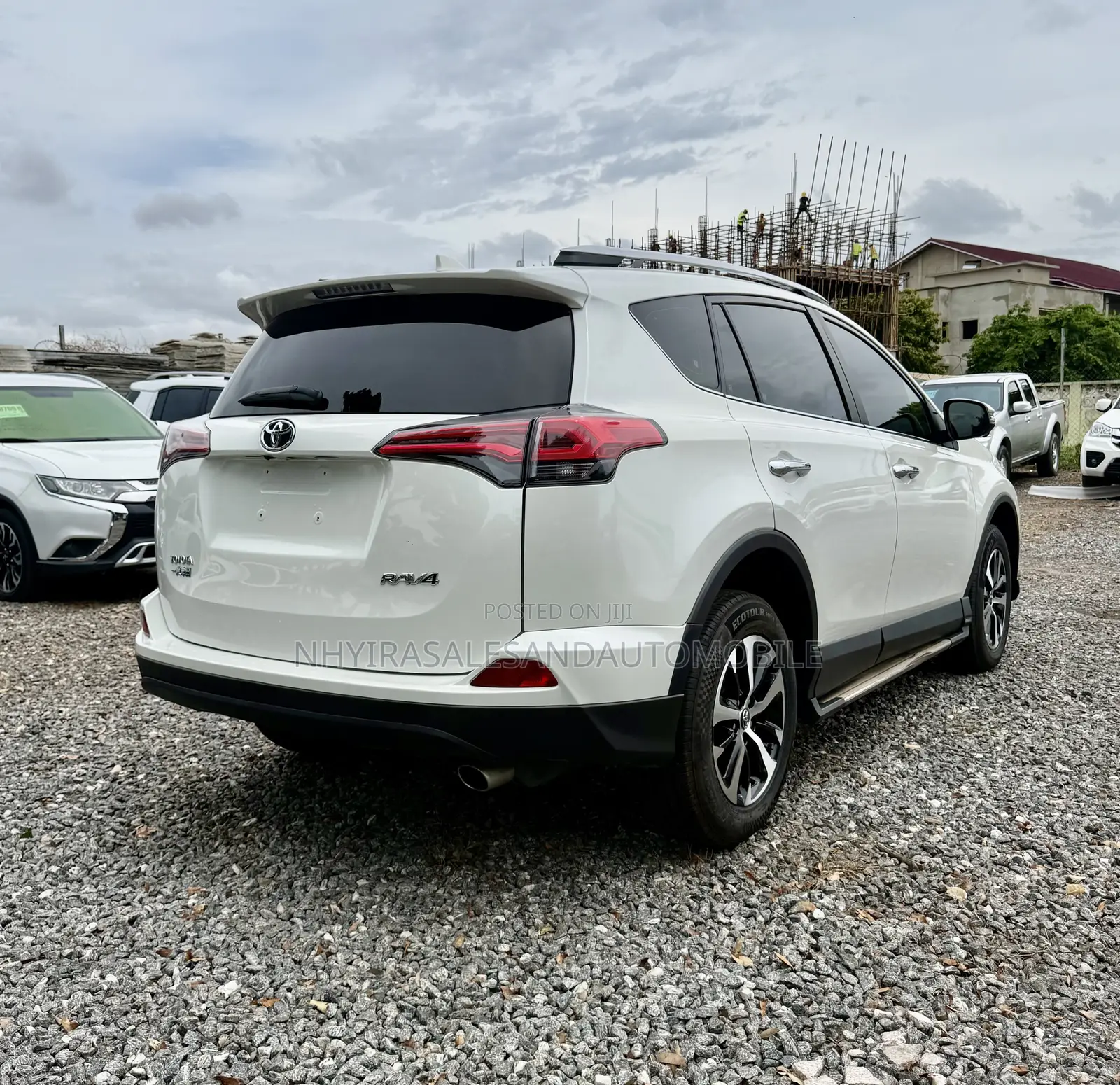 Toyota RAV4 LE 4dr SUV (2.5L 4cyl 6A) 2018 White