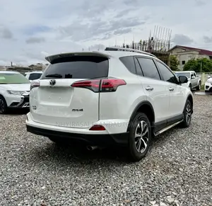 Toyota RAV4 LE 4dr SUV (2.5L 4cyl 6A) 2018 White