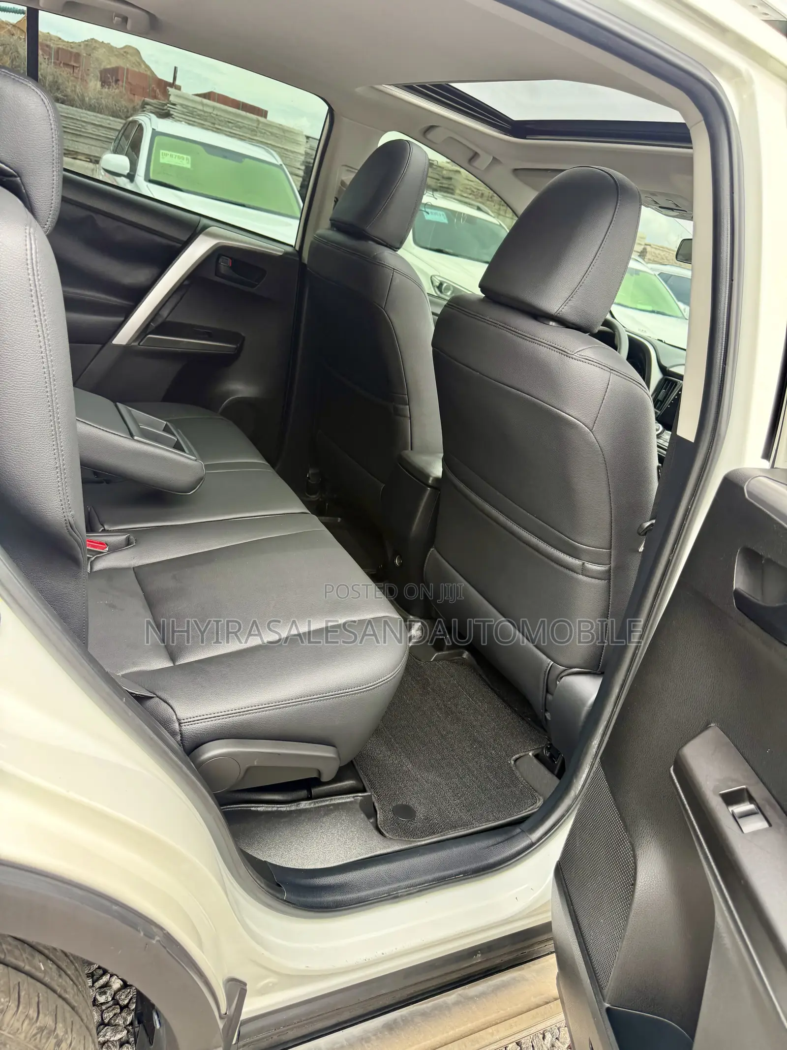 Toyota RAV4 LE 4dr SUV (2.5L 4cyl 6A) 2018 White