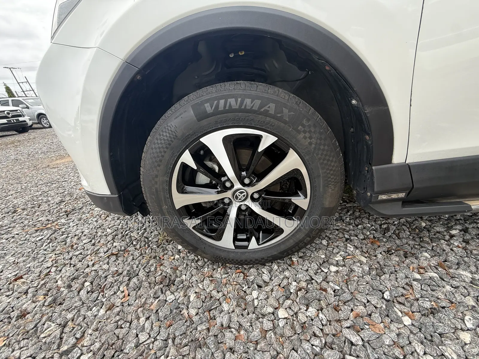 Toyota RAV4 LE 4dr SUV (2.5L 4cyl 6A) 2018 White