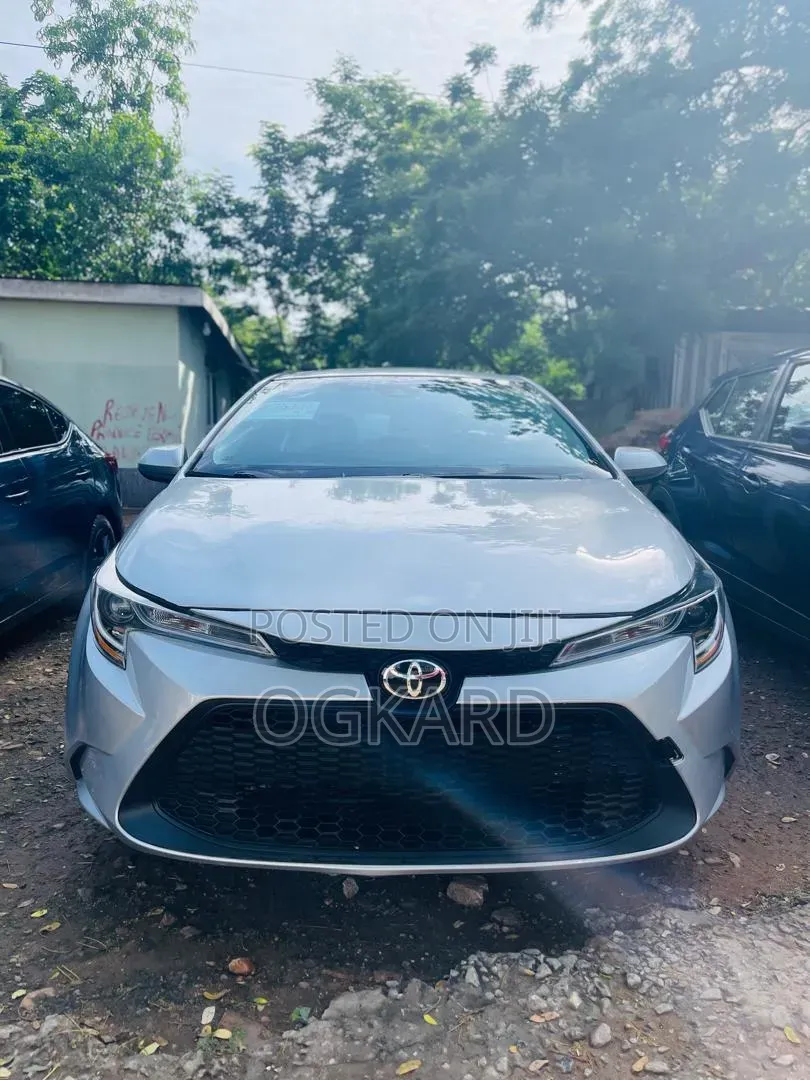 Toyota Corolla LE 2022 Silver