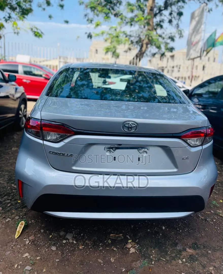 Toyota Corolla LE 2022 Silver