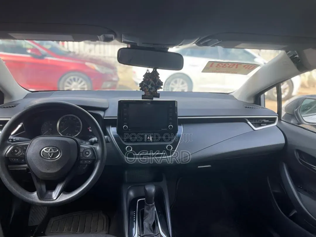 Toyota Corolla LE 2022 Silver