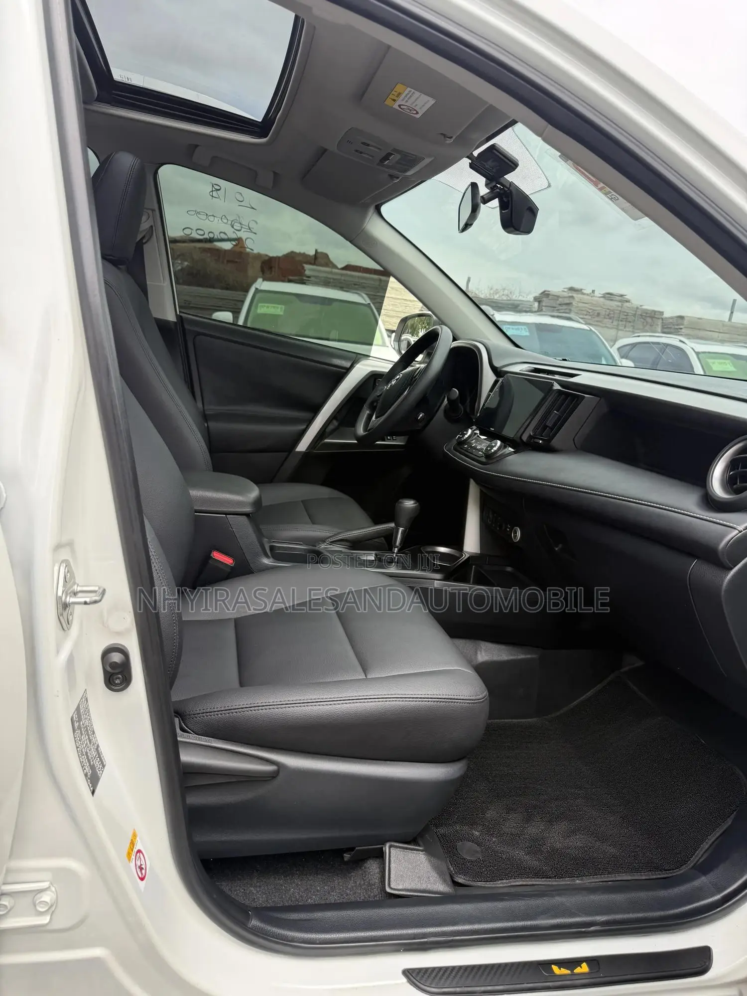 Toyota RAV4 LE 4dr SUV (2.5L 4cyl 6A) 2018 White
