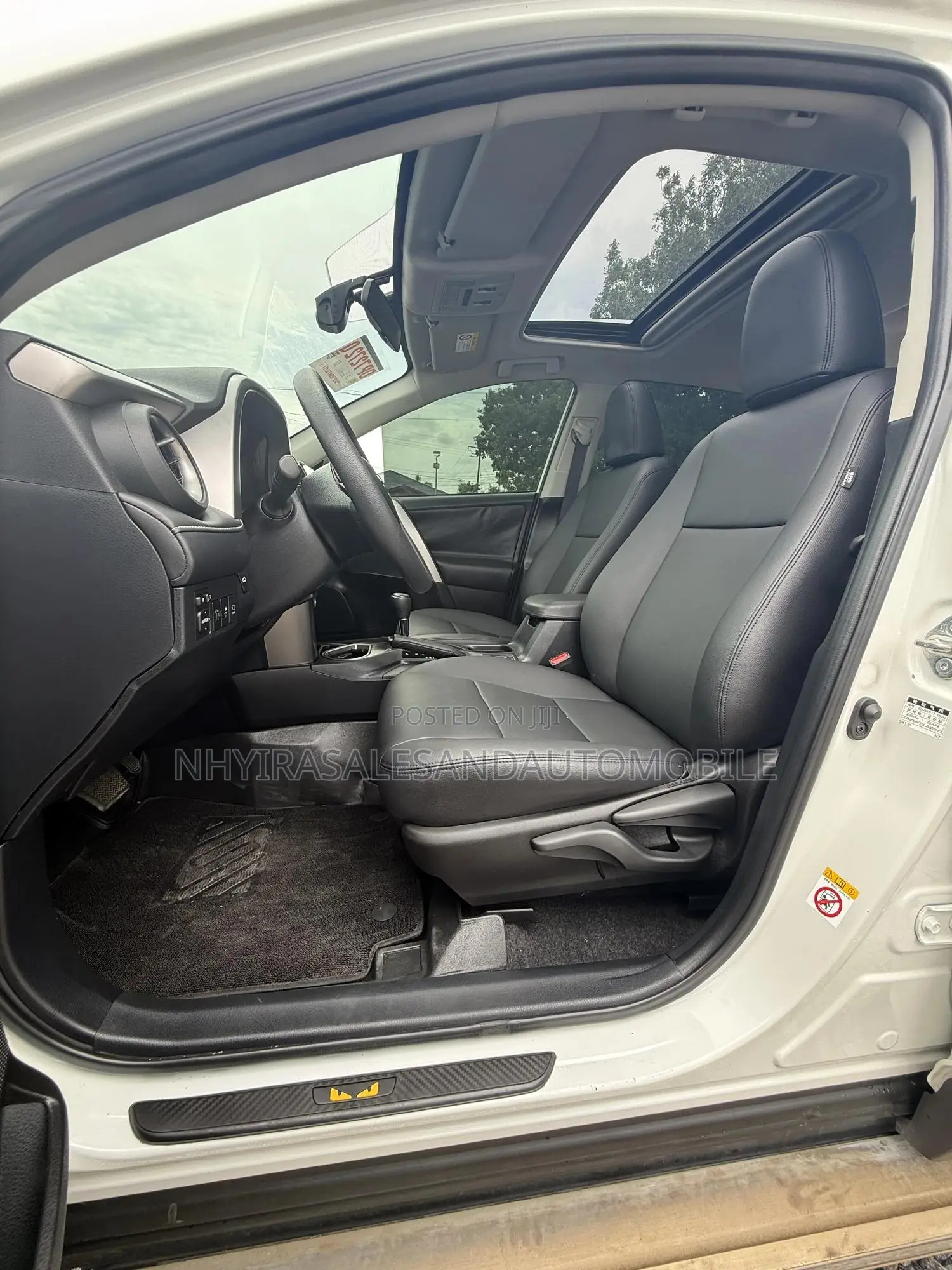 Toyota RAV4 LE 4dr SUV (2.5L 4cyl 6A) 2018 White