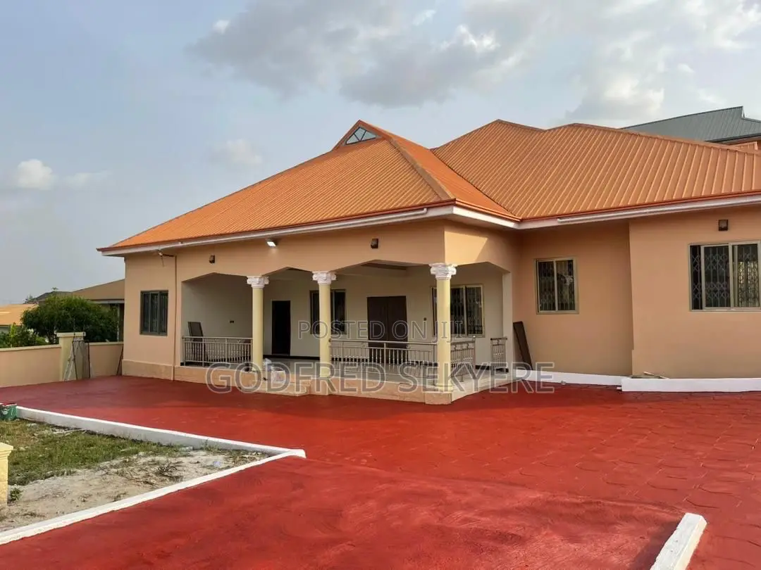 6bdrm House in Adeleke Estates, Kumasi Metropolitan for sale