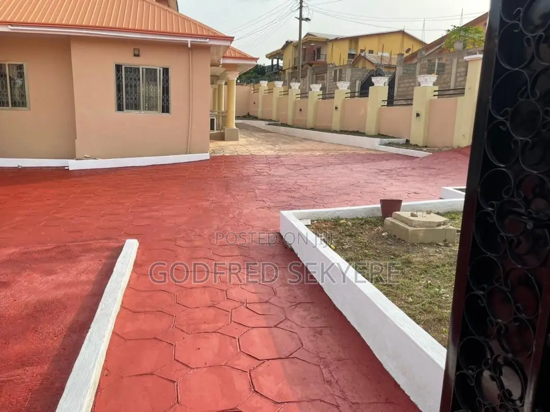 6bdrm House in Adeleke Estates, Kumasi Metropolitan for sale