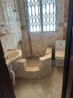 6bdrm House in Adeleke Estates, Kumasi Metropolitan for sale