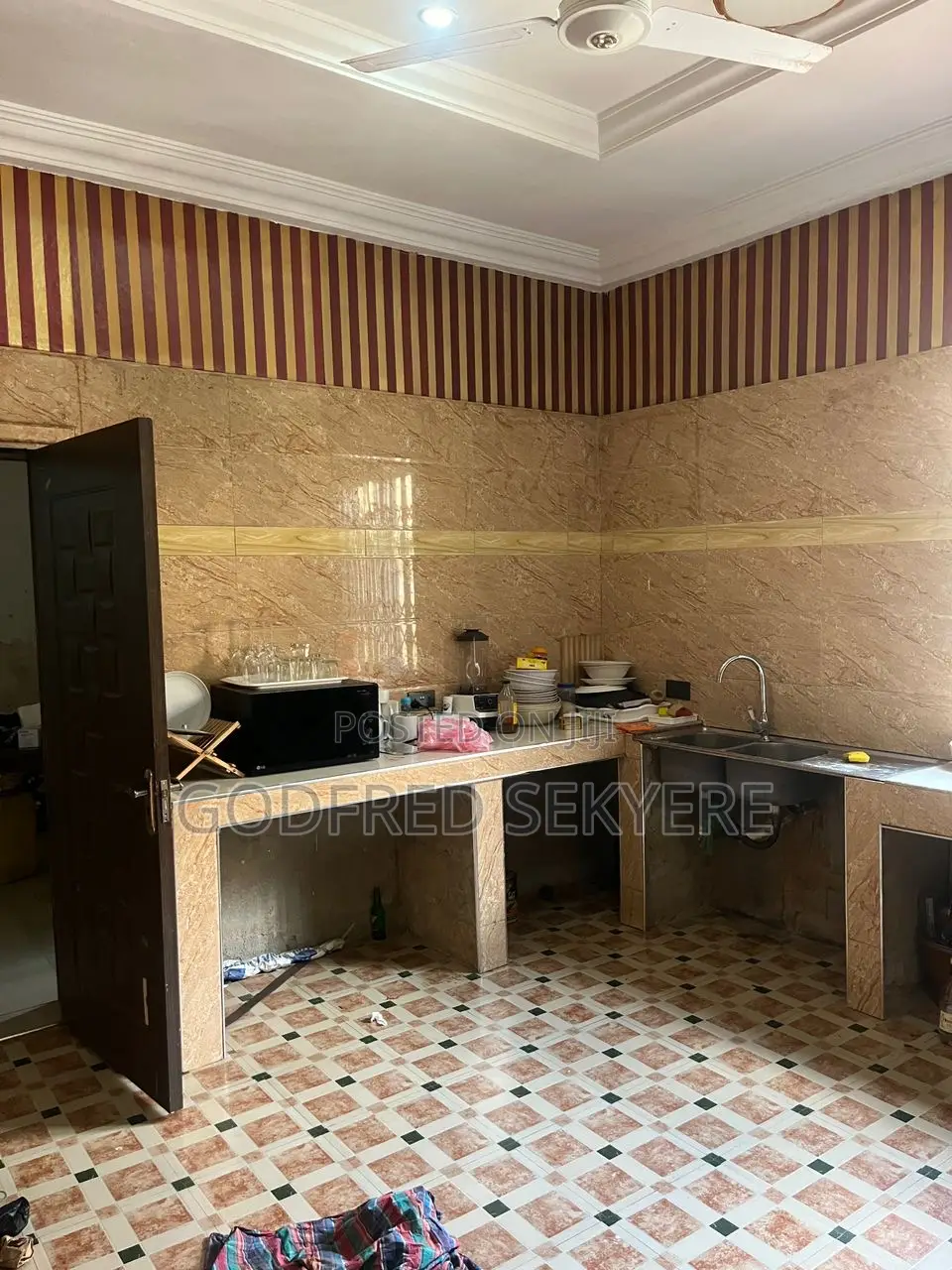 6bdrm House in Adeleke Estates, Kumasi Metropolitan for sale