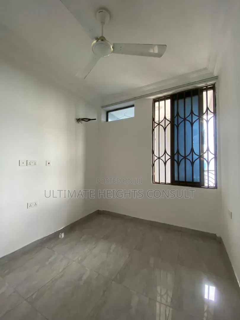 2bdrm Apartment in Lapaz Race Course, Nyanmekye for rent