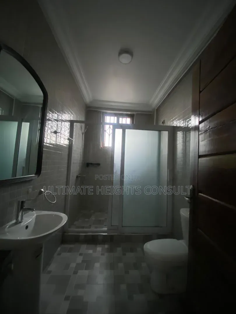 2bdrm Apartment in Lapaz Race Course, Nyanmekye for rent