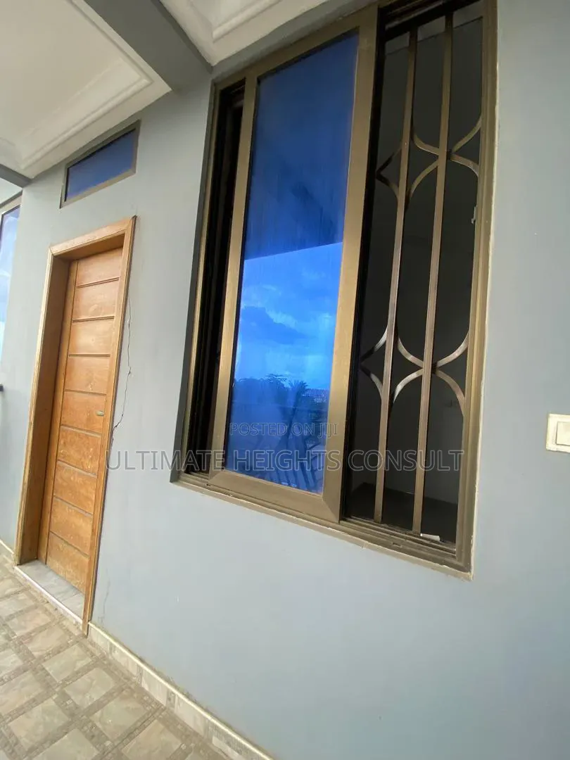 2bdrm Apartment in Lapaz Race Course, Nyanmekye for rent