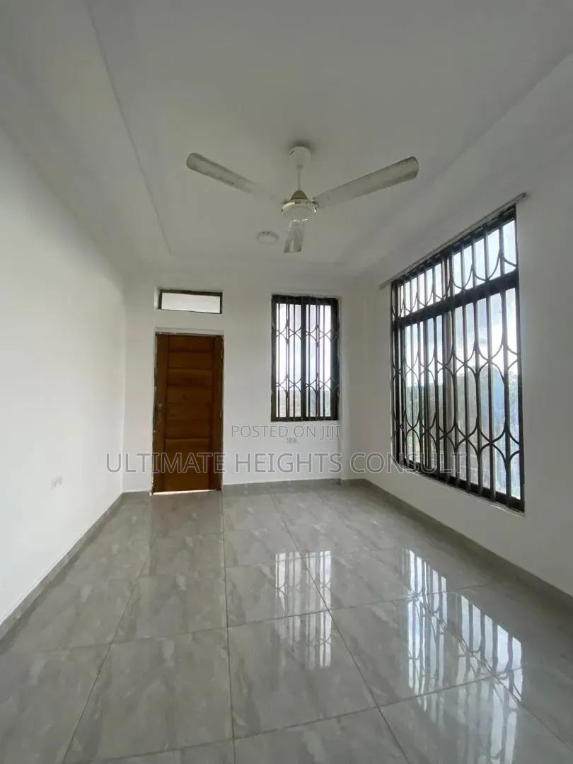 2bdrm Apartment in Lapaz Race Course, Nyanmekye for rent
