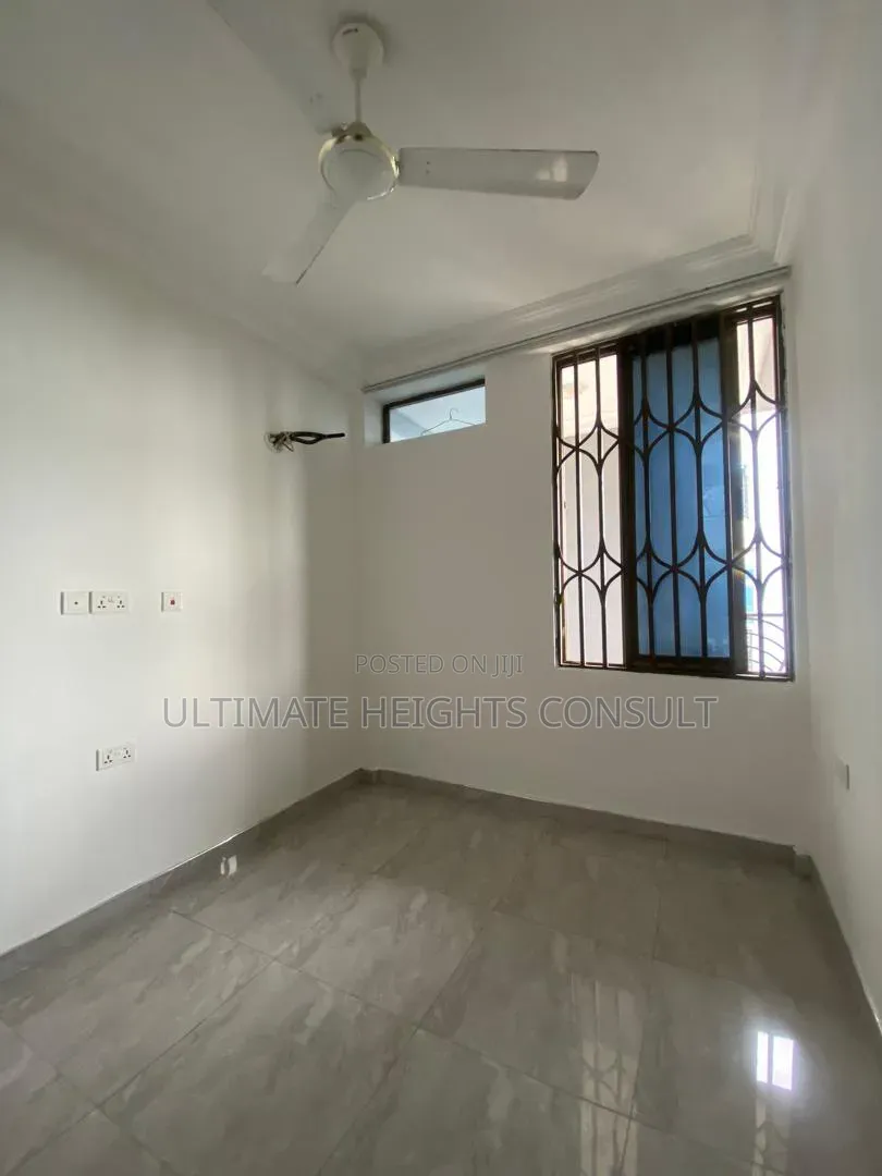 2bdrm Apartment in Lapaz Race Course, Nyanmekye for rent