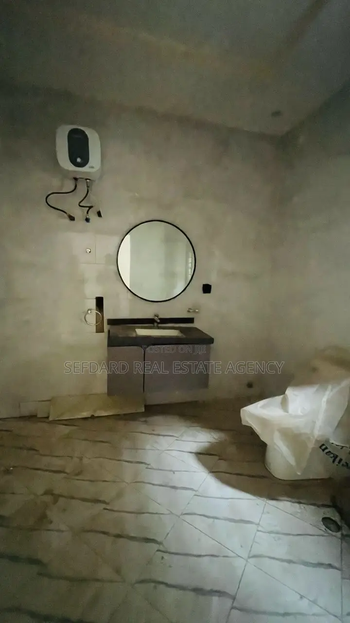 5bdrm House in Sefdard Properties, Ashomang Estate for sale