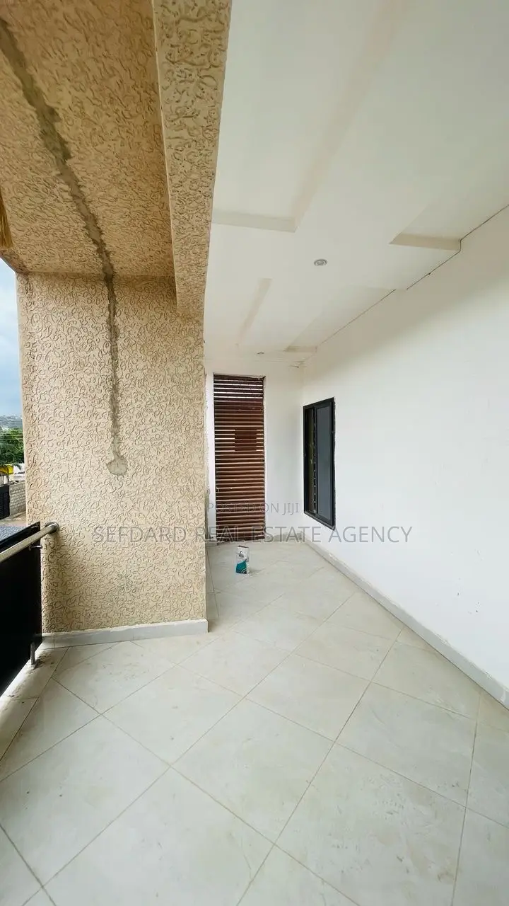 5bdrm House in Sefdard Properties, Ashomang Estate for sale