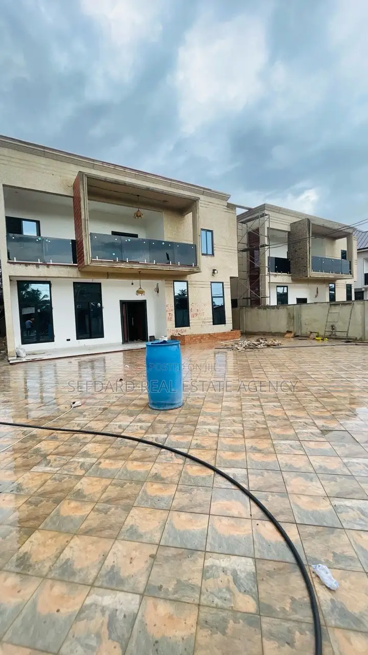 5bdrm House in Sefdard Properties, Ashomang Estate for sale