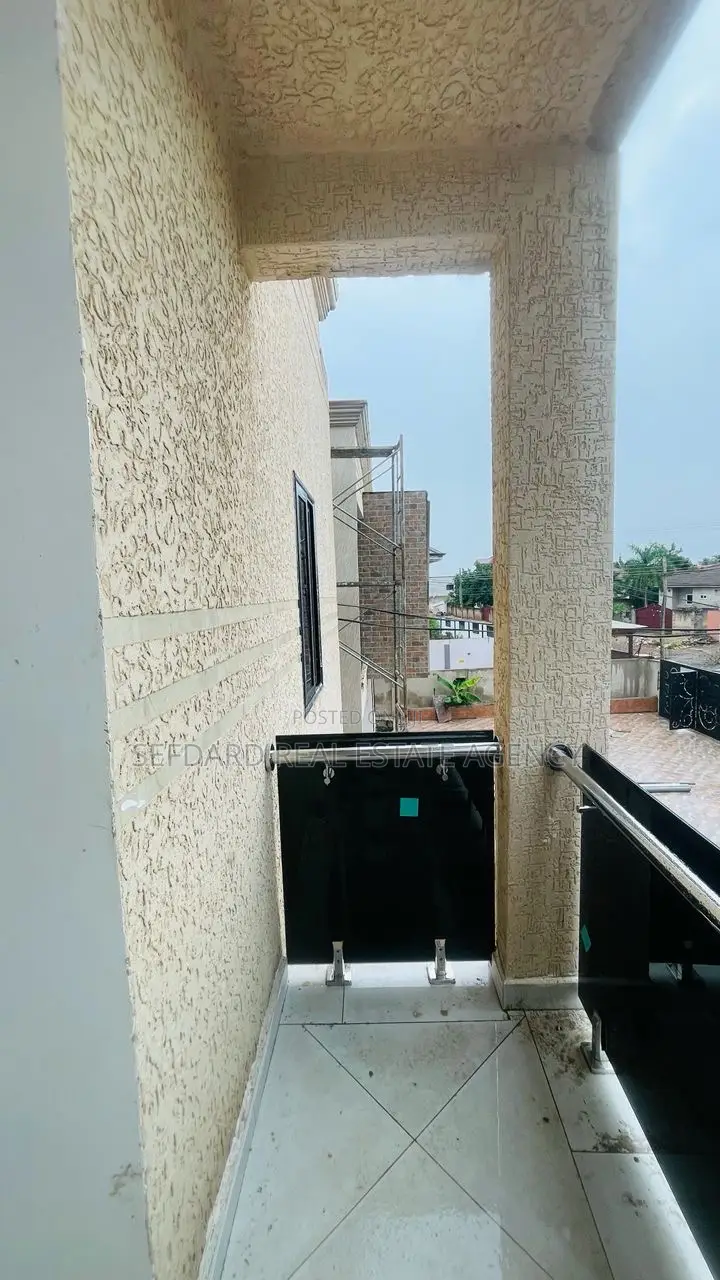5bdrm House in Sefdard Properties, Ashomang Estate for sale