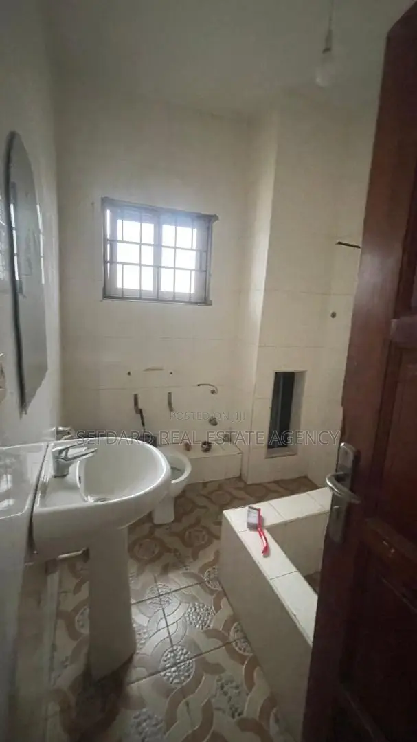 5bdrm House in Sefdard Properties, Kwabenya for sale