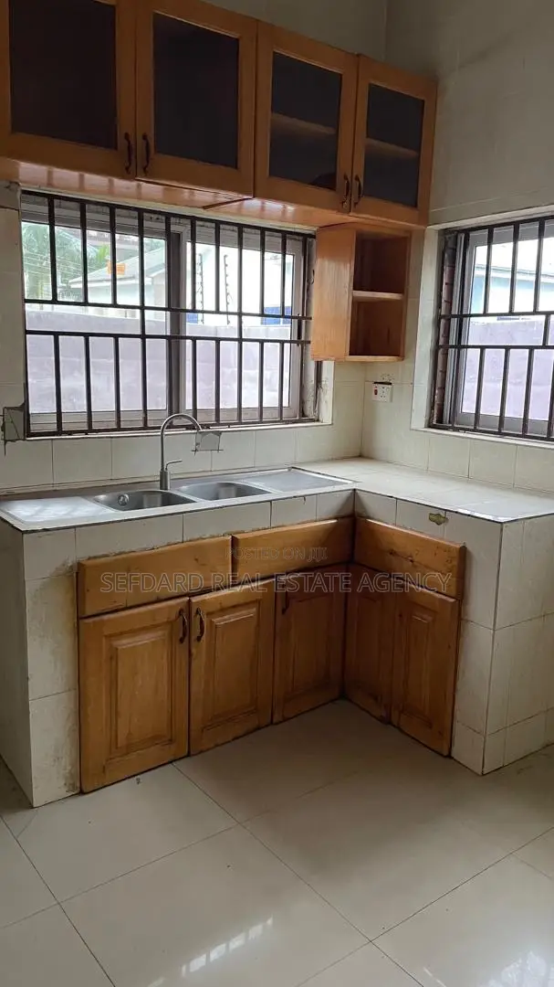 5bdrm House in Sefdard Properties, Kwabenya for sale