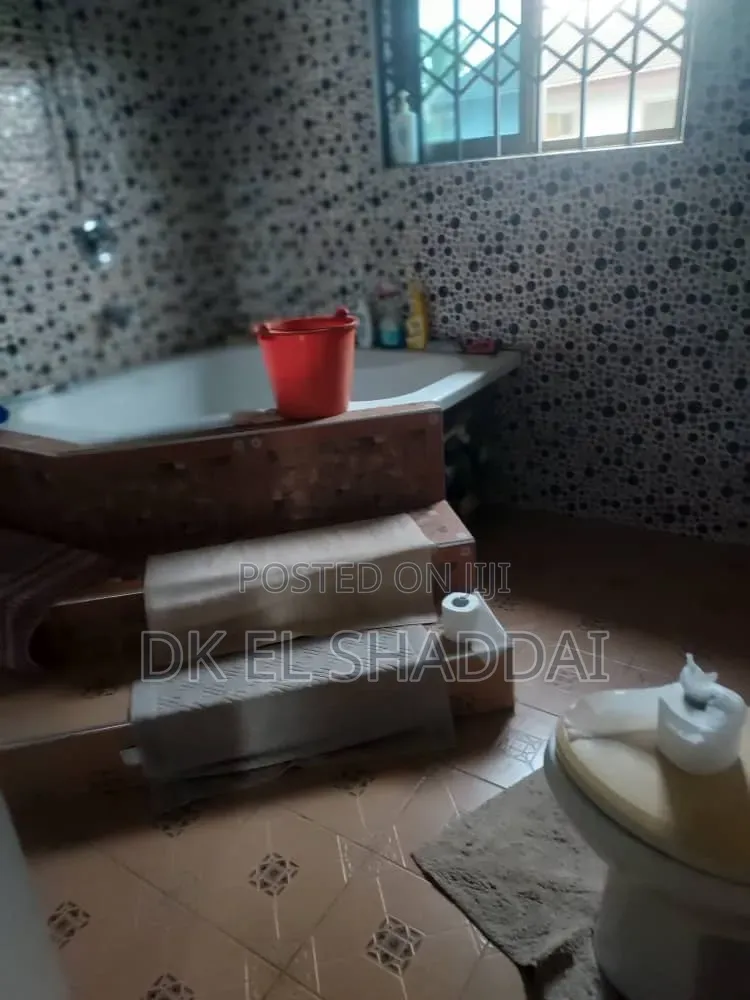 7bdrm Mansion in Pokuase for sale