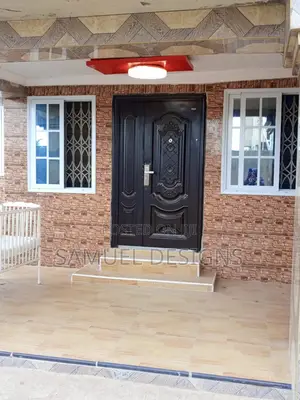 7bdrm Apartment in School Junction, Pokuase for sale