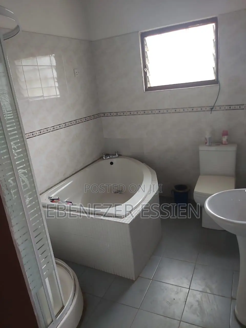 9bdrm House in West Hills Mall Side for sale
