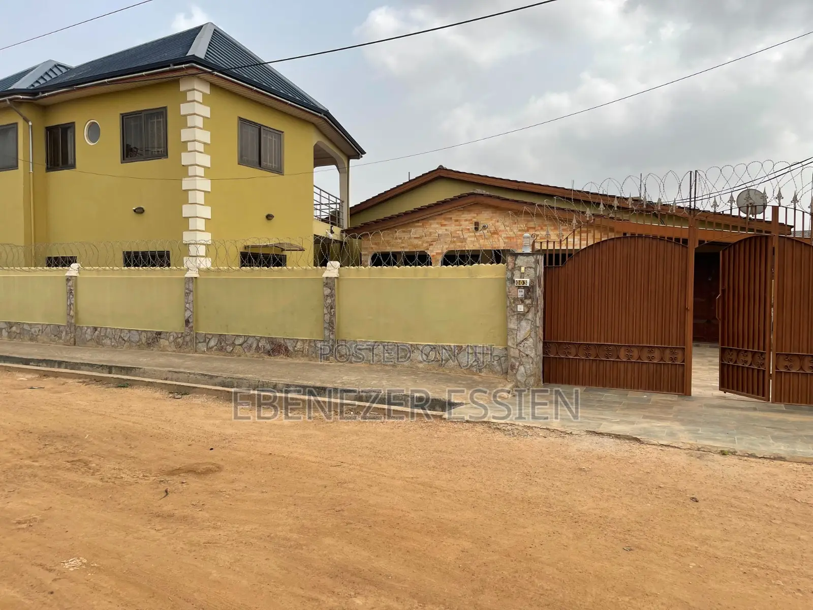 9bdrm House in West Hills Mall Side for sale