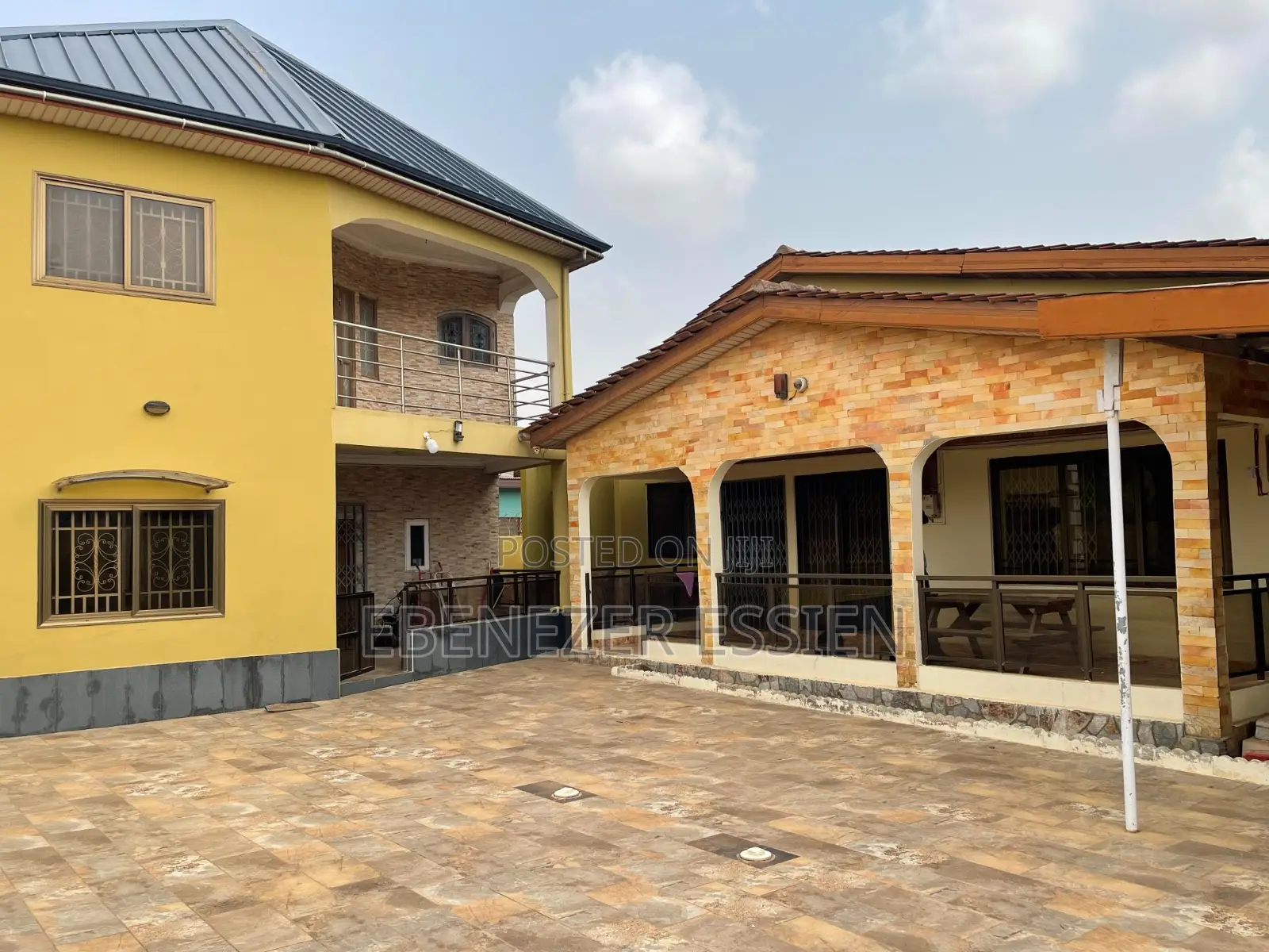 9bdrm House in West Hills Mall Side for sale