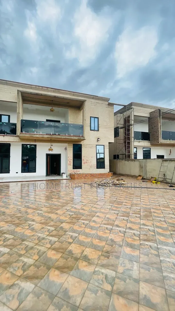 4bdrm Duplex in Ashongman Area, Police Station for sale