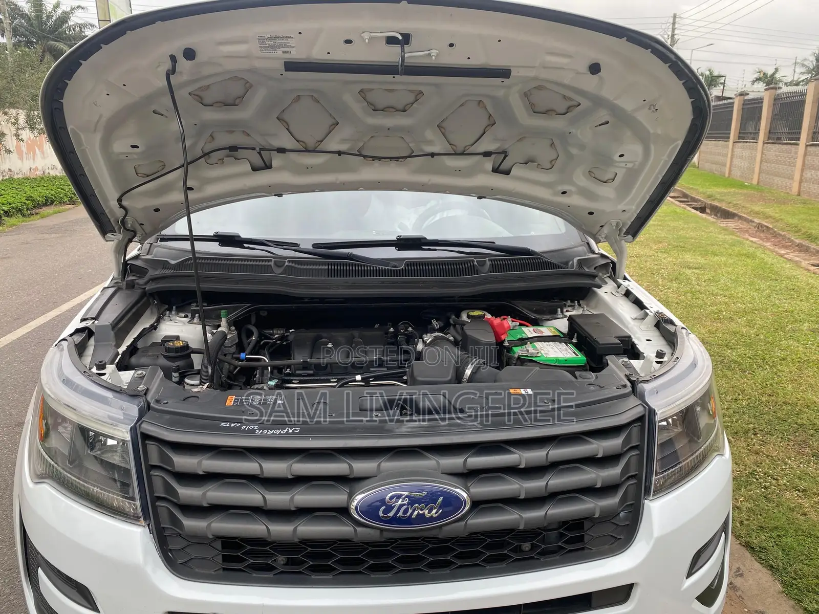 Ford Explorer Base AWD 2019 White