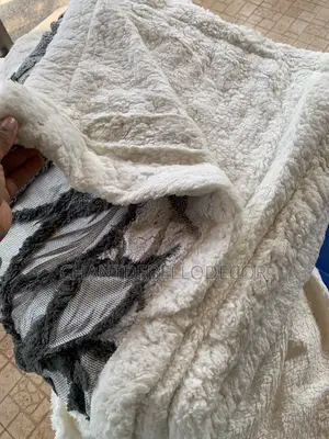 Fashionable Luxury Double-Layer Jacquard 450gsm Blanket 200x230cm