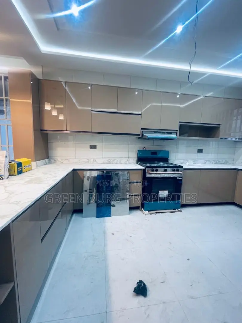 5bdrm House in East Legon for sale