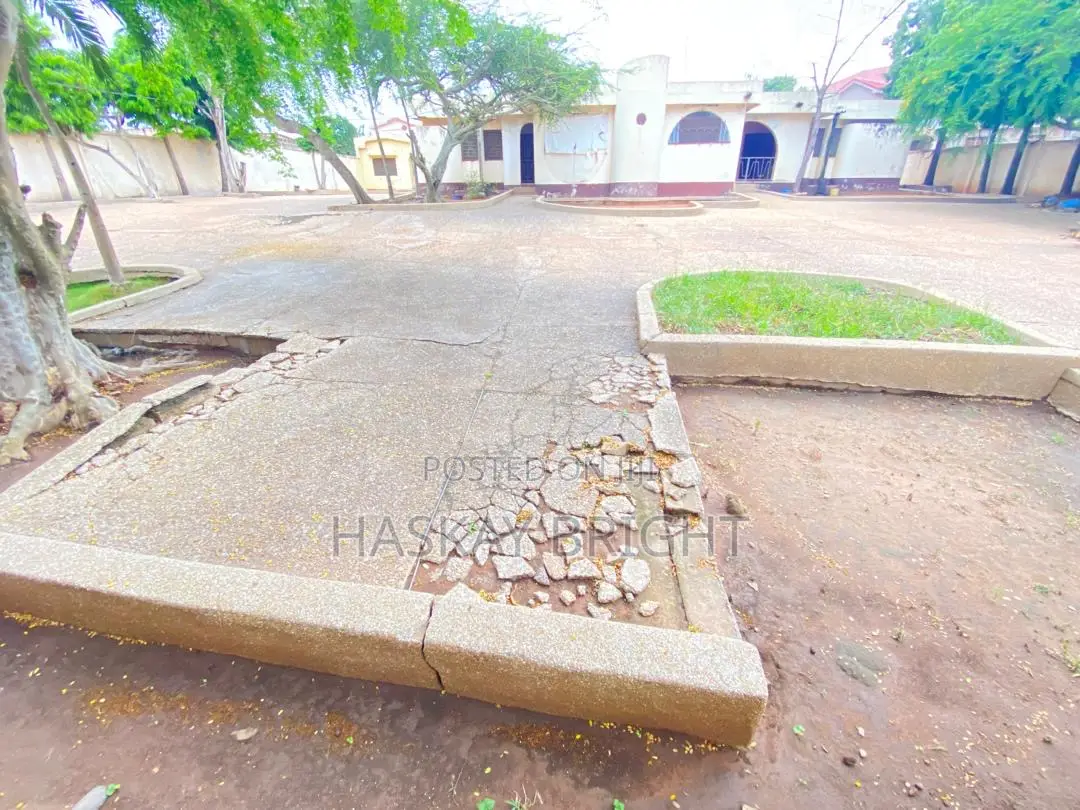 2 Plots of Land With 6 Bedrooms Structure on It for Sale Tantra Hill