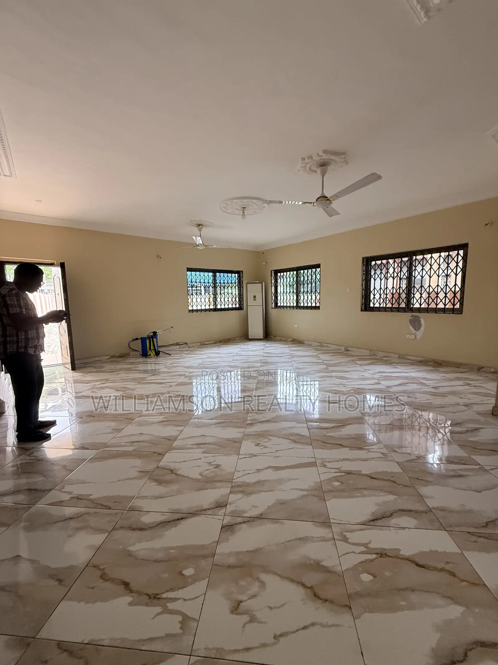 3bdrm Duplex in Community 18 Area, Spintex for rent