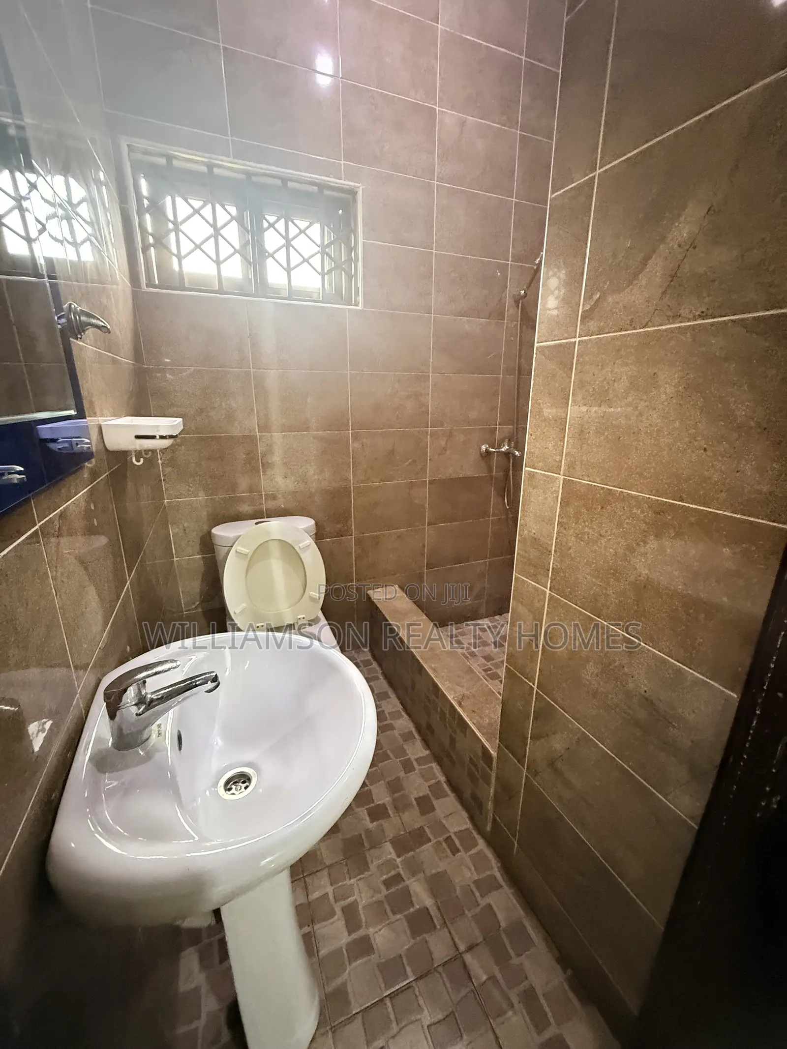 3bdrm Duplex in Community 18 Area, Spintex for rent