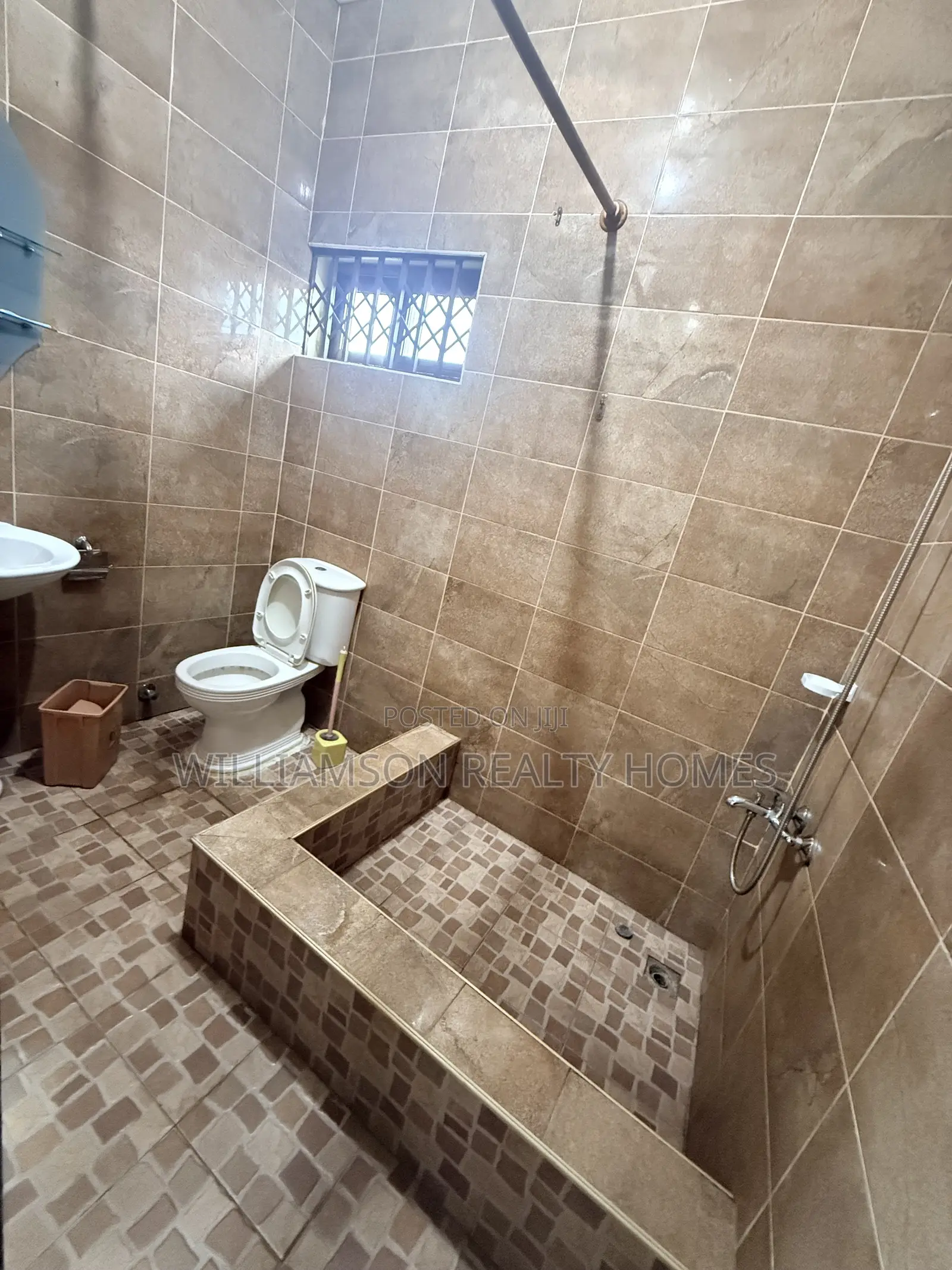 3bdrm Duplex in Community 18 Area, Spintex for rent
