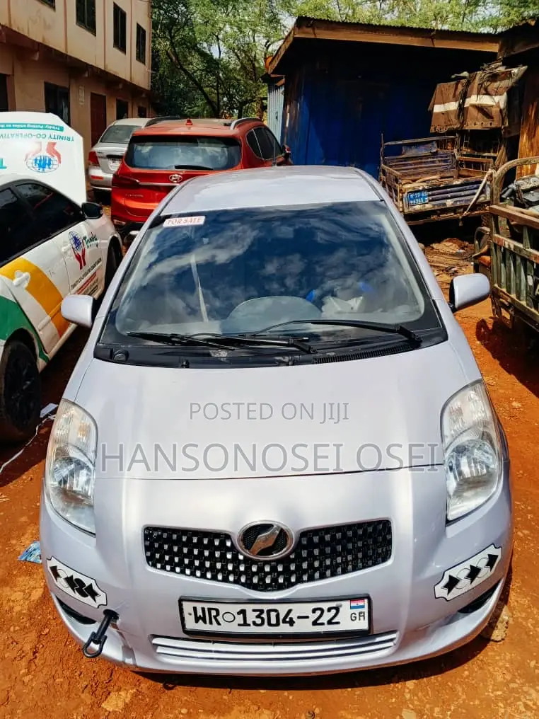 Toyota Vitz 2010 Silver