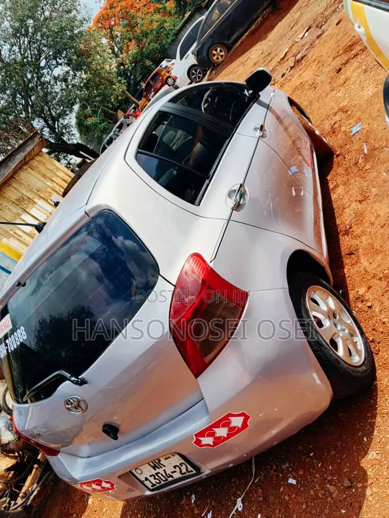 Toyota Vitz 2010 Silver
