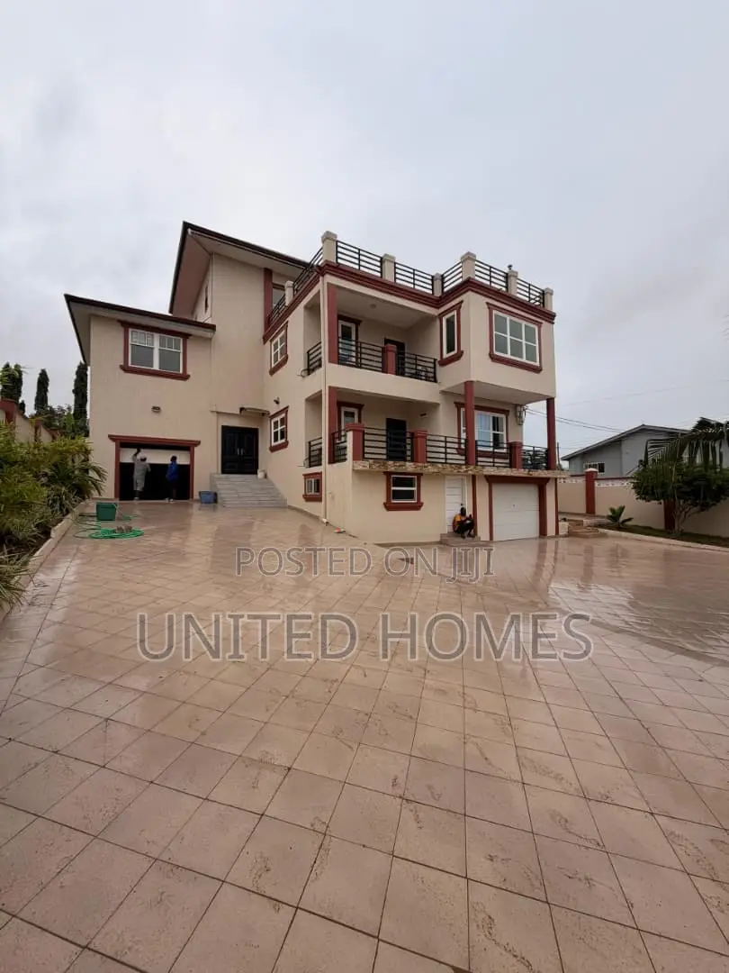 5bdrm House in West Hills Mall Area for sale