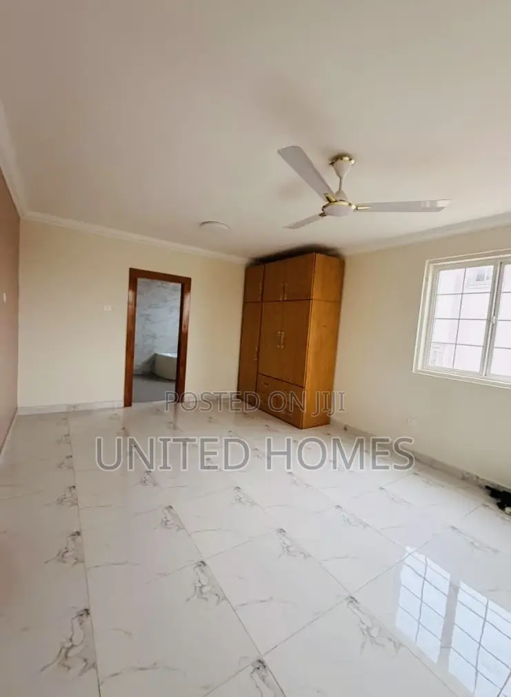 5bdrm House in West Hills Mall Area for sale