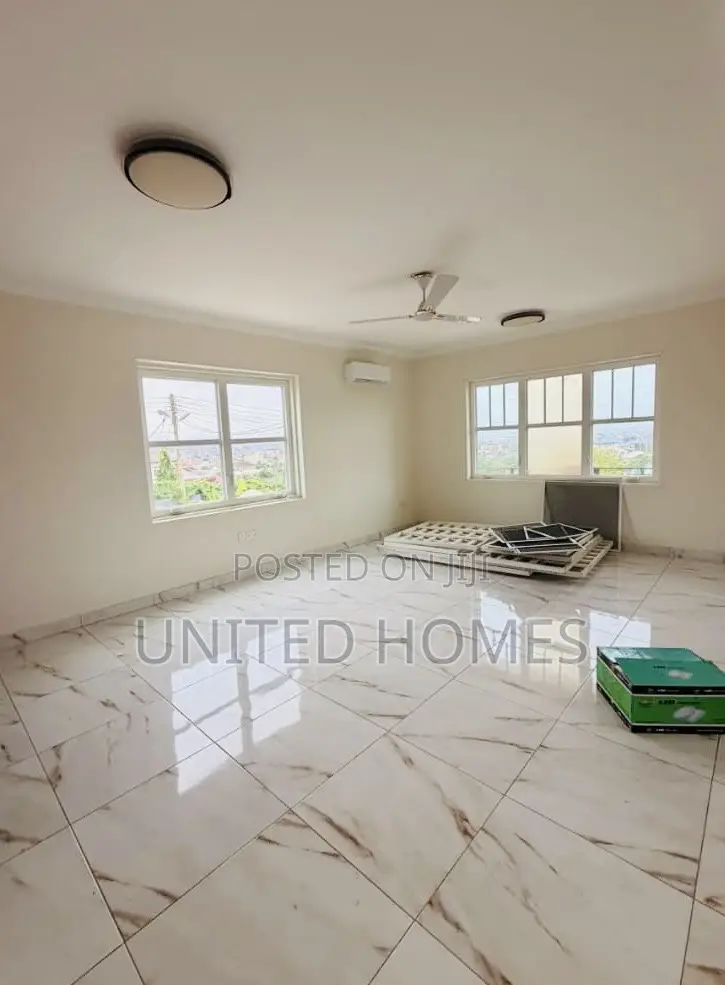 5bdrm House in West Hills Mall Area for sale